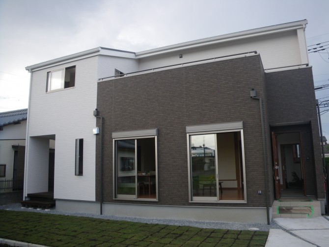 No.1　　モデルハウス「+1 ＬＩＶＩＮＧ」